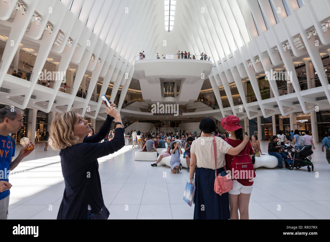 Les touristes à l'intérieur du World Trade Center transportation hub, New York, New York, USA Banque D'Images