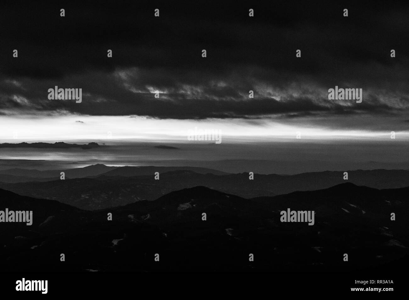 À la tombée du ciel, avec des couches des montagnes Banque D'Images