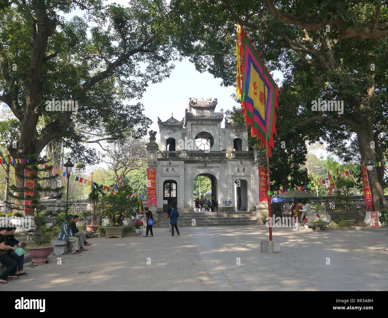 HANOI, VIETNAM - 17 février 2017 : Temple Quan Thanh près de Ho Tay ou lac de l'ouest de Hanoï est un temple Taoïste daté du 11ème siècle. Banque D'Images