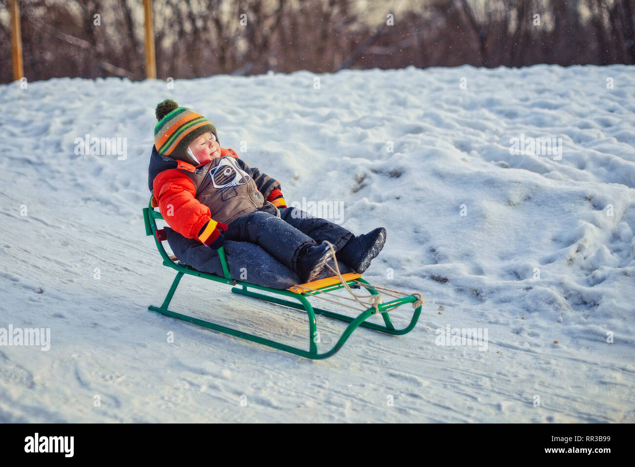 Beneficiant D Un Garcon En Carriole Les Enfants Equitation Un Traineau Enfant Jouer Dehors Dans La Neige Les Enfants En Hiver Luge Park Photo Stock Alamy