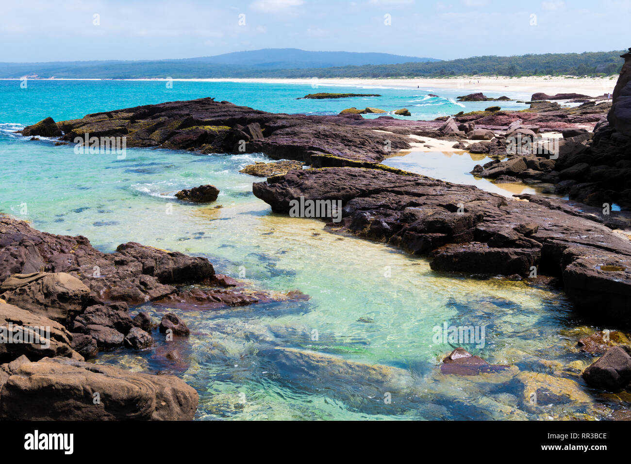 Heycock Australia-Jan Point, NSW, 2019, 1 : Les personnes bénéficiant du beau temps sur la plage et la côte rocheuse à Heycock Point, dans Ben Boyd Parc National, Banque D'Images