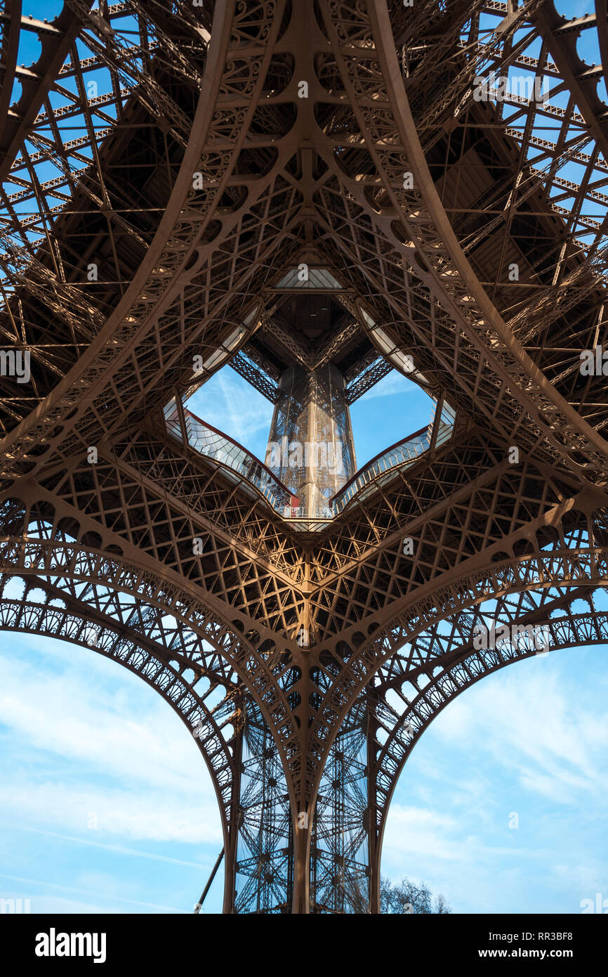 Plan large de la Tour Eiffel avec ciel bleu, Paris, France. Banque D'Images