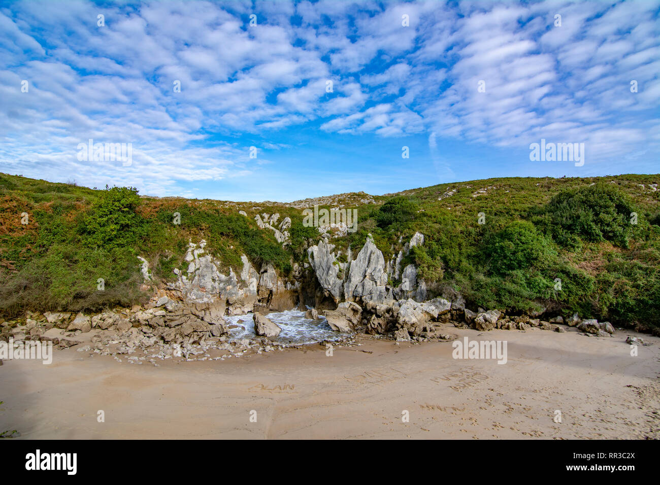 Belle photo de l'avant plage de huelga au Conseil de Llanes, dans les Asturies, Espagne Banque D'Images