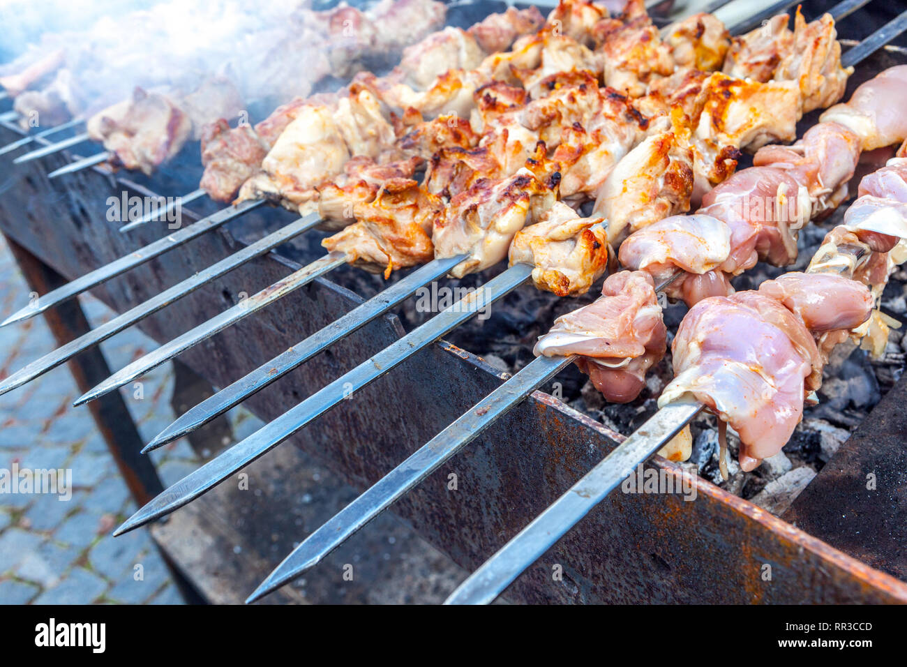 La viande sur les brochettes sur du charbon de bois dans un stand, République Tchèque Banque D'Images