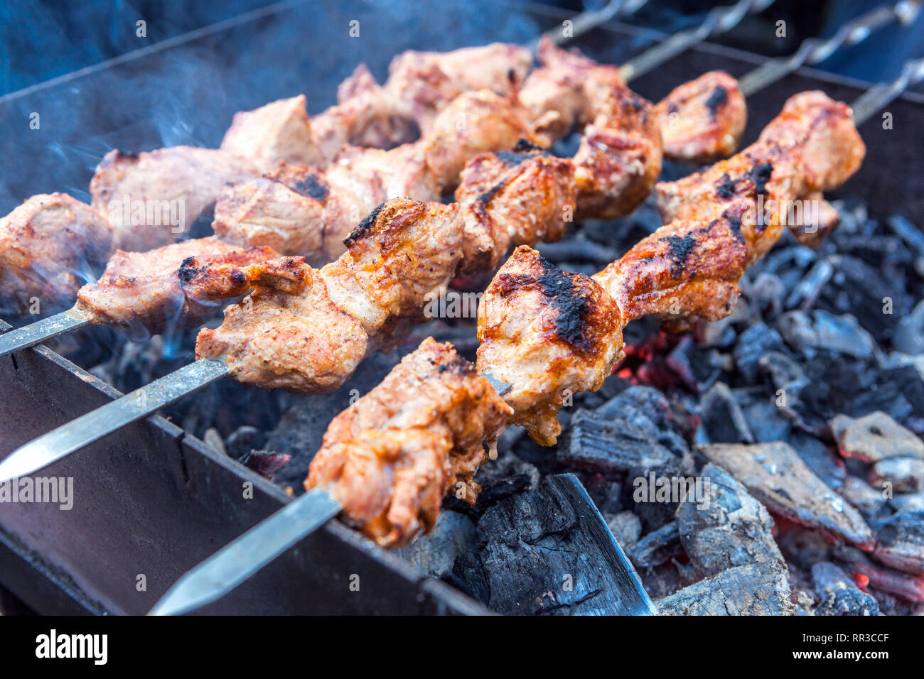 La viande sur les brochettes sur du charbon de bois dans un stand, République Tchèque Banque D'Images
