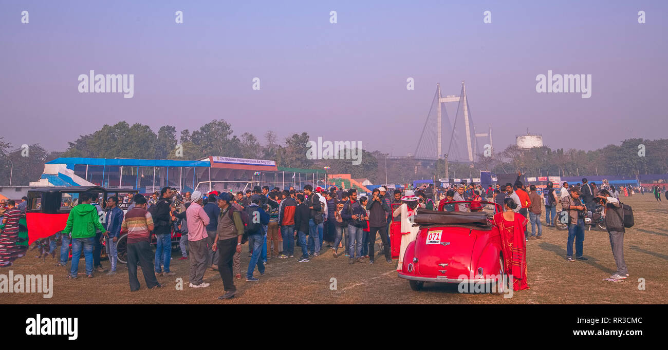 Vintage Car,enthousiaste,public,en voiture du stade de l'assemblée, Kolkata, Inde. Banque D'Images