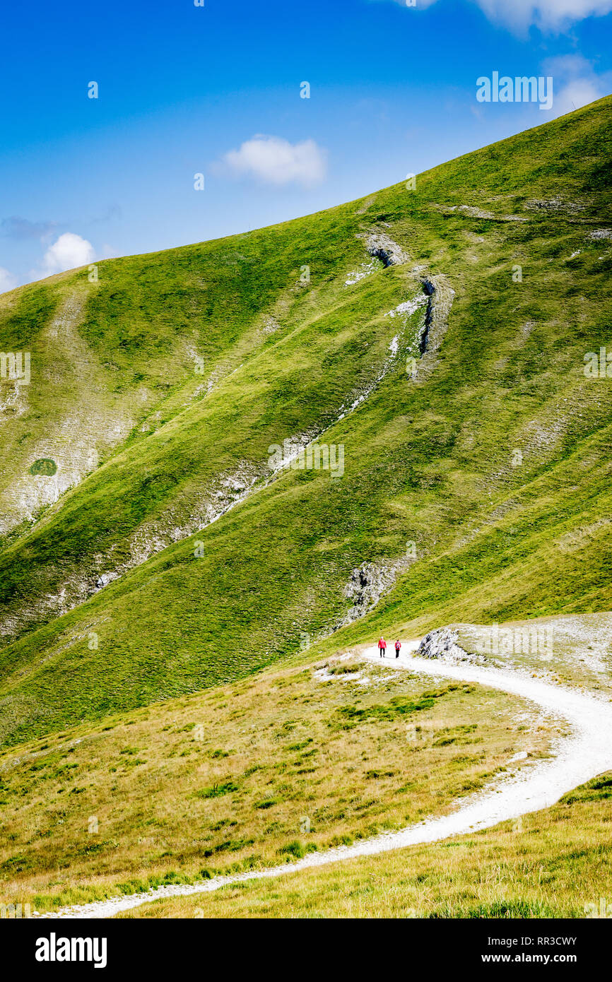 Plan large de la montagne verte avec quelques personnes sur la voie d'escalade à la journée d'été ensoleillée, yop Banque D'Images