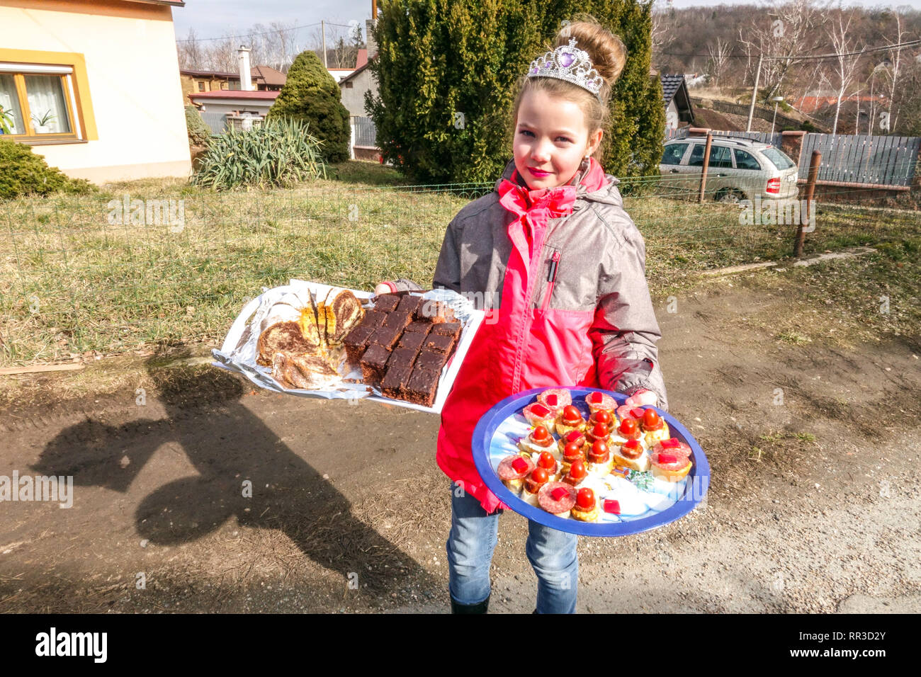 République tchèque carnaval - masopust, la jeune fille propose des gâteaux et petits sandwiches pour le carnaval les participants en République Tchèque Banque D'Images