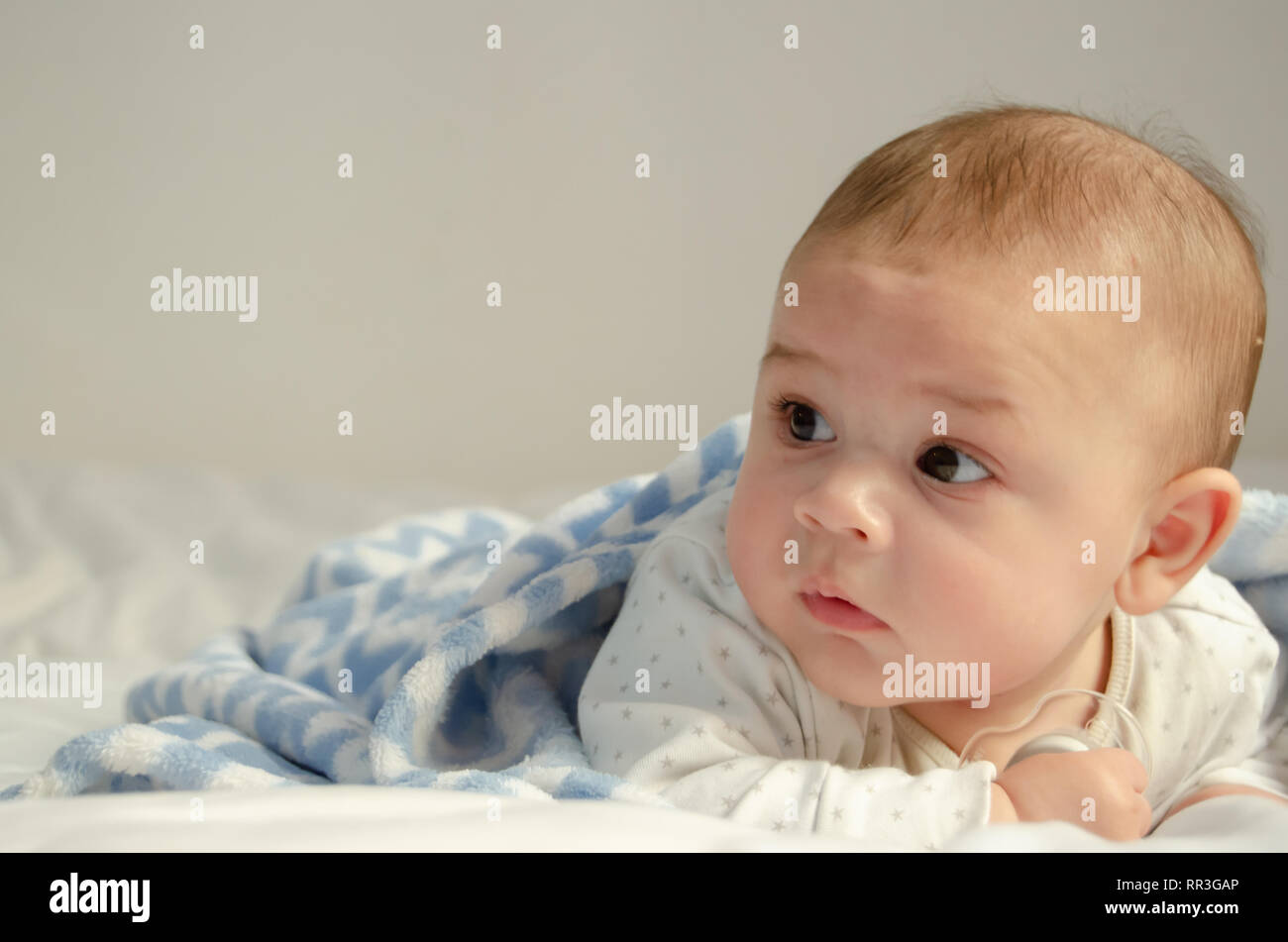 Cute 4 Mois Bebe Garcon Ayant A Plat Ventre Sur L Edredon Blanc Couvert De Couverture Bleue Sante Et Enfance Heureux Concept Photo Stock Alamy