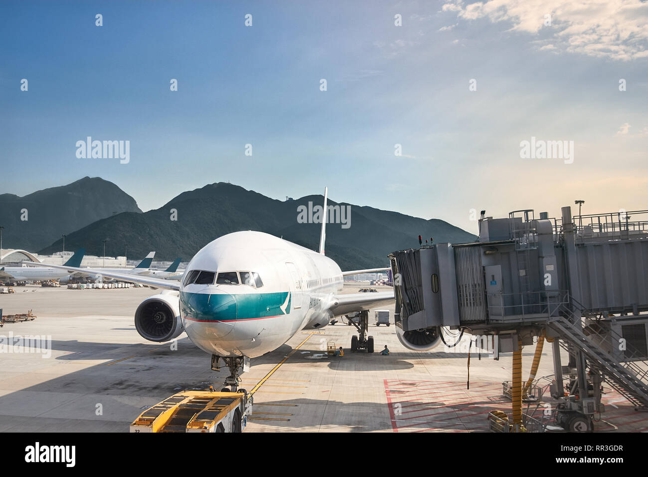 Boeing 777 Cathay Pacific au départ de Hong Kong, le jour ensoleillé Banque D'Images