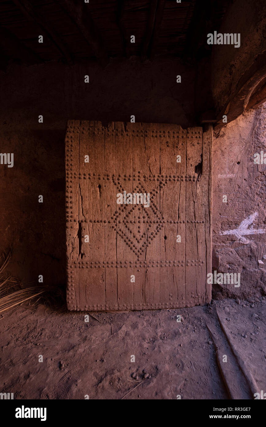 Maison berbère porte de bois dans le Ksar d'Aït Benhaddou - ville fortifiée (ighrem) sur l'ancienne route des caravanes entre le Sahara et Marrakech, Maroc Banque D'Images
