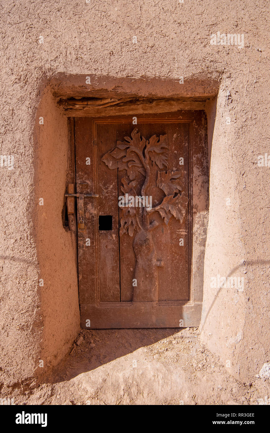 Maison berbère porte de bois dans le Ksar d'Aït Benhaddou - ville fortifiée (ighrem) sur l'ancienne route des caravanes entre le Sahara et Marrakech, Maroc Banque D'Images