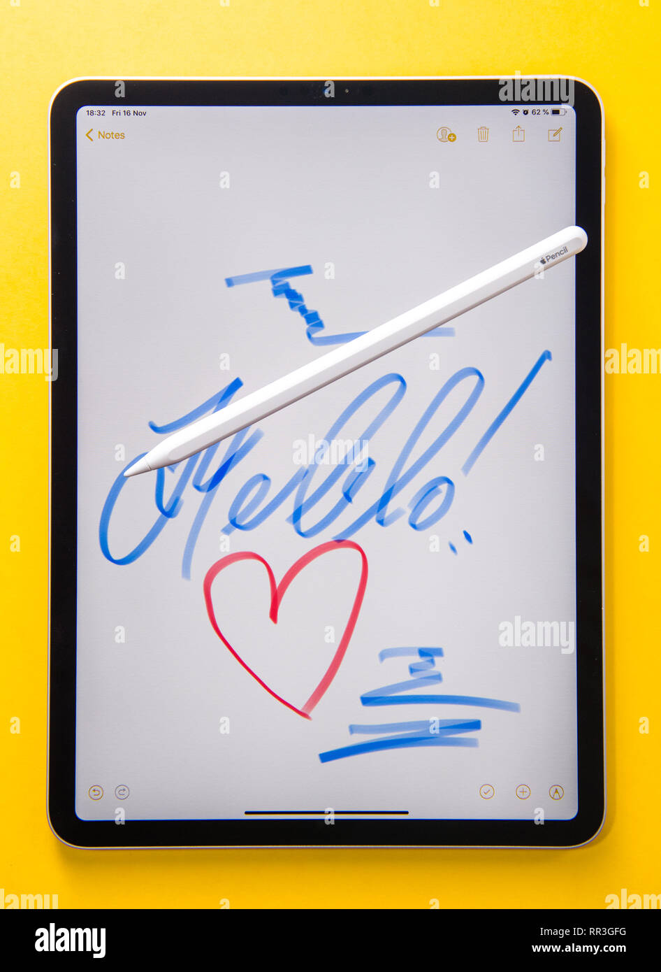 PARIS, FRANCE - NOV 14, 2018 : Nouveau unboxing déballage du nouvel iPad  Pro par ordinateurs Apple tablet à fond jaune - avec écran Retina Apple  liquide et simple croquis au crayon dessiner Photo Stock - Alamy