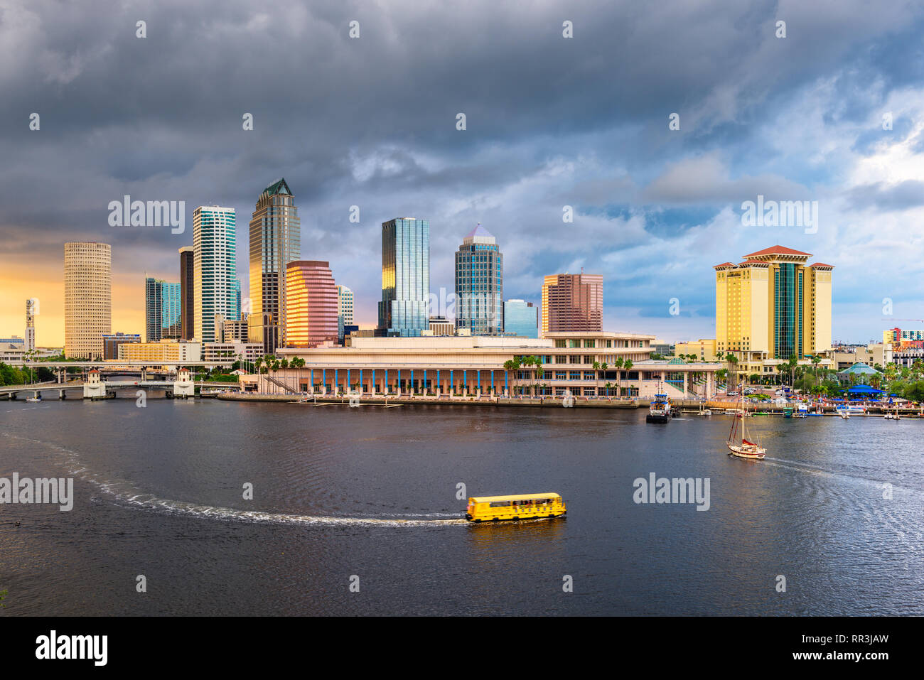 Tampa, Floride, USA sur le centre-ville sur la baie au crépuscule avec de l'eau de circulation. Banque D'Images