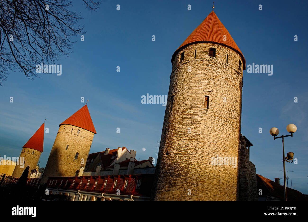 Les murs et les tours du château forteresse de la vieille ville de Tallinn, Estonie . Ciel bleu, remplir lune. L'Europe des attractions touristiques. États baltes. Banque D'Images