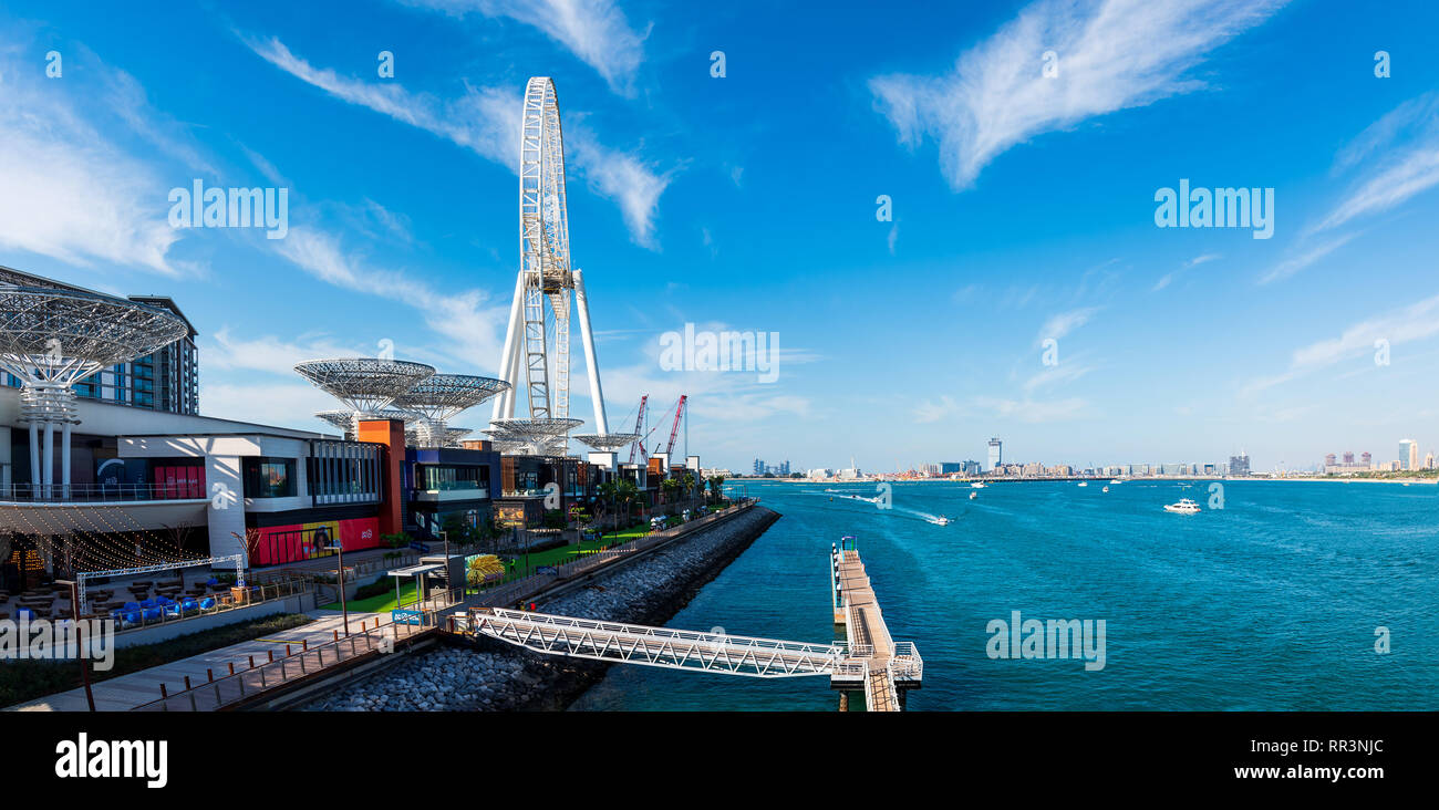 Dubaï, Émirats Arabes Unis - Février 14, 2019 : vue panoramique à Bluewaters loisirs place dans la marina de Dubaï avec grande roue sous le soleil d Banque D'Images