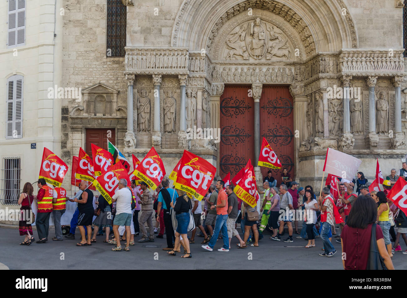 FRANCE ARLES SEP 2018 Vue latérale de la CGT Confédération générale du travail les travailleurs de manifestation de protestation contre les réformes du gouvernement de chaîne à Arles Banque D'Images