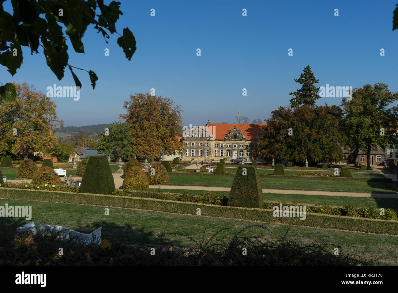 Petit palais dans le village allemand d'automne à Blankenburg Banque D'Images