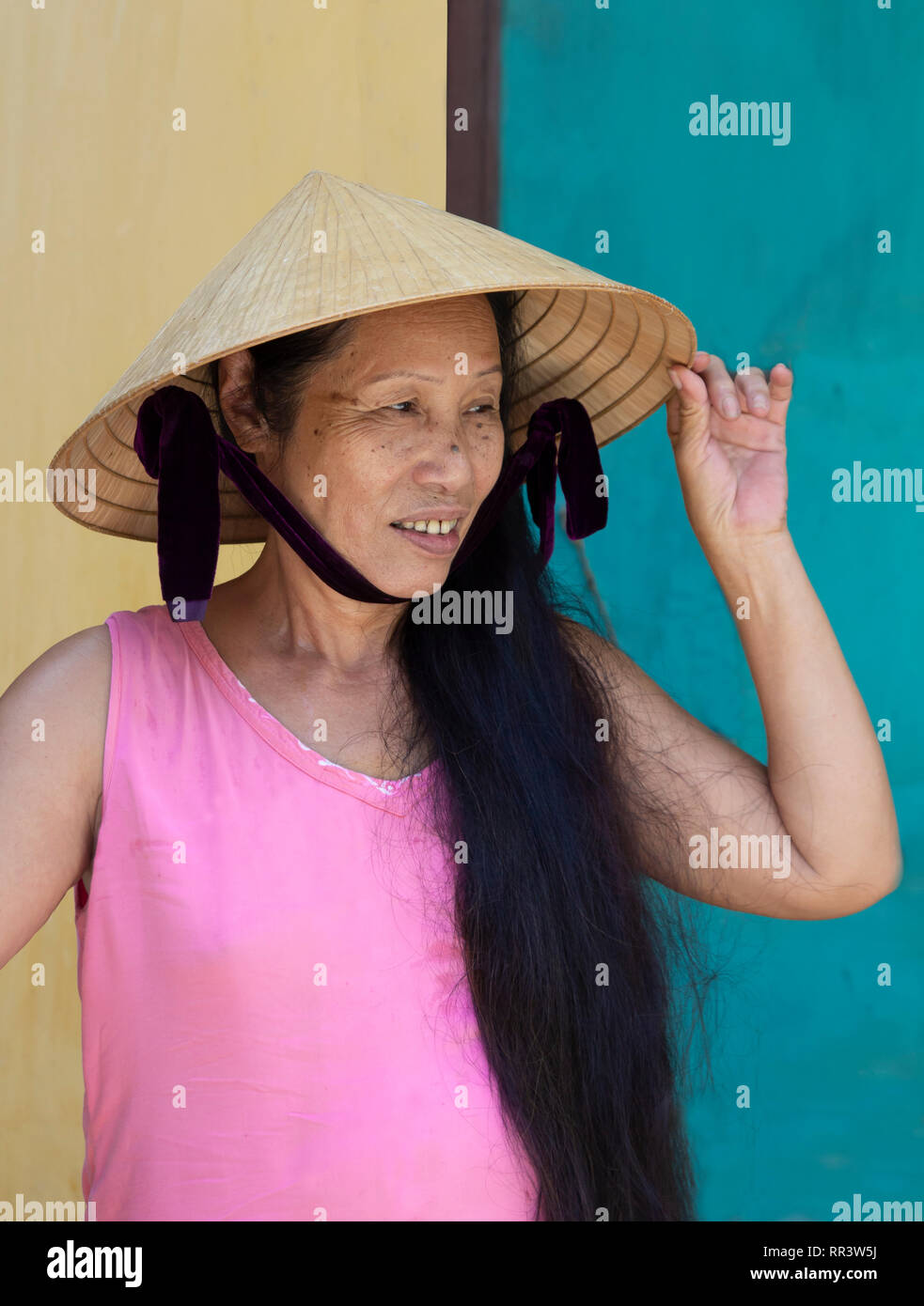 Portrait of smiling vietnam femme portant Chapeau conique traditionnel Banque D'Images