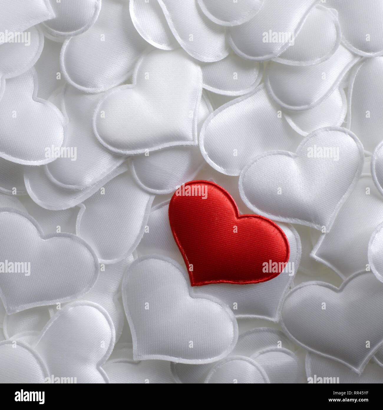 Textile rouge coeur blanc sur fond des cœurs. La texture et de l'amour Saint-valentin concept Banque D'Images