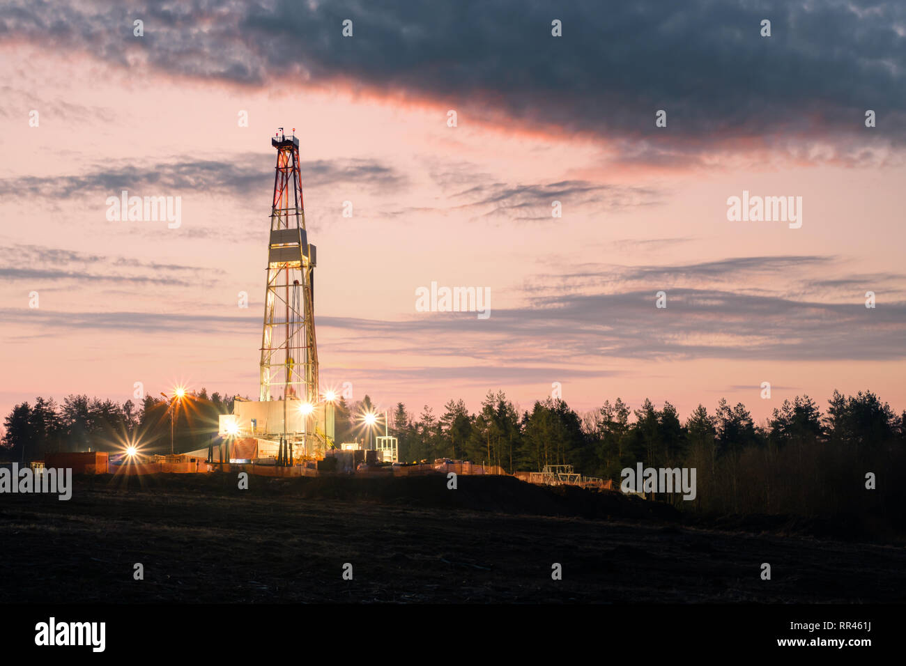 Oil gas drilling rig sur fond coucher de soleil. Concept industriel Banque D'Images