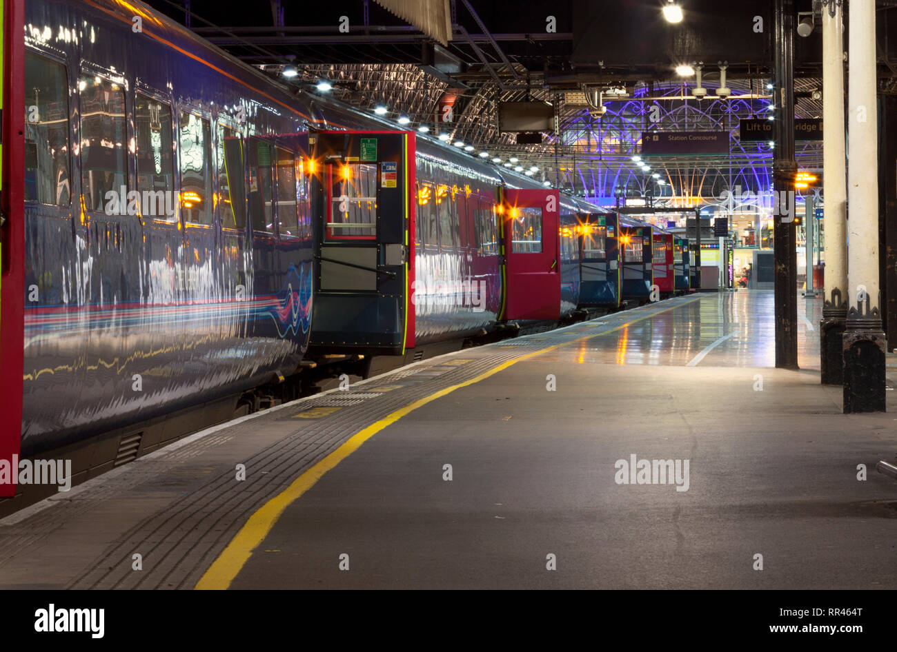Claquer les portes sur la marque de voitures 3 un premier train Intercity 125 Great Western à London Paddington la nuit car il attend les passagers Banque D'Images