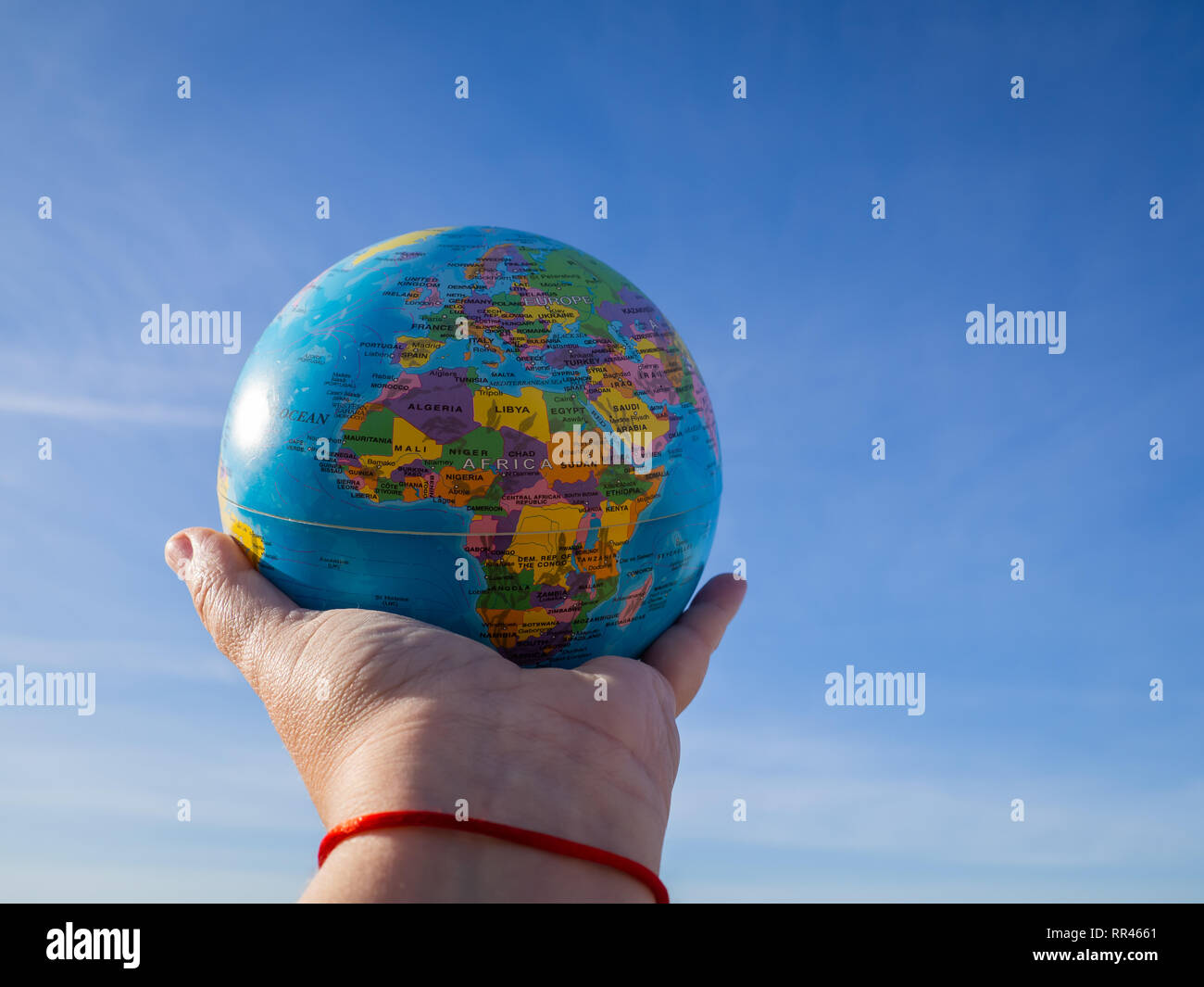 Une femme avec une boule de l'Organisation mondiale de la planète Terre ou dans ses mains. Ecology concept Banque D'Images