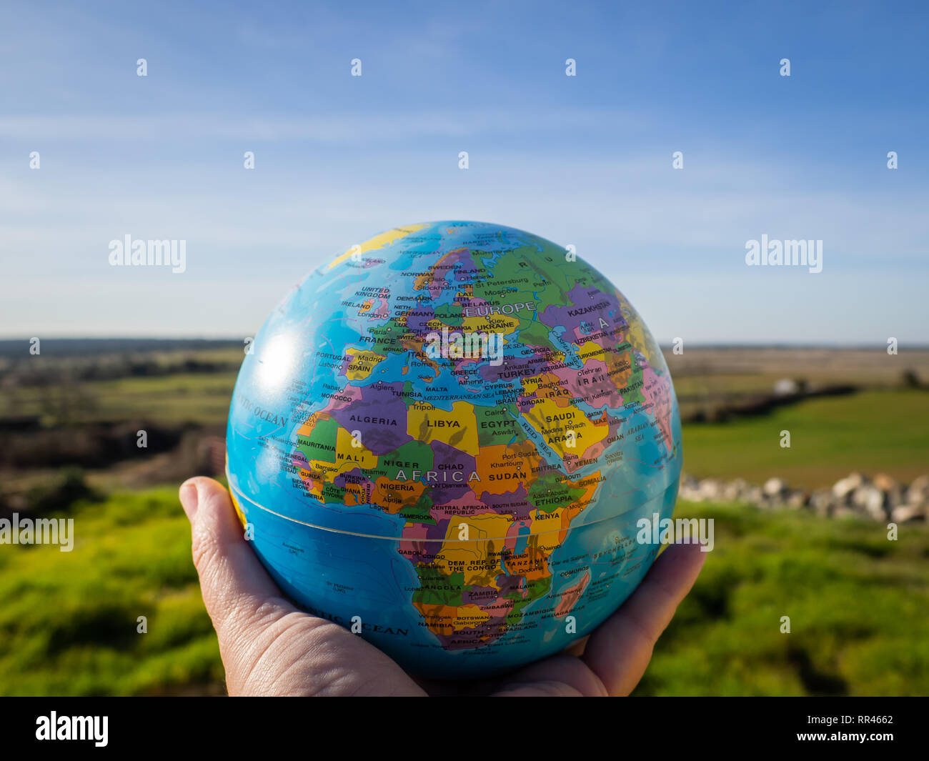 Une femme avec une boule de l'Organisation mondiale de la planète Terre ou dans ses mains. Ecology concept Banque D'Images