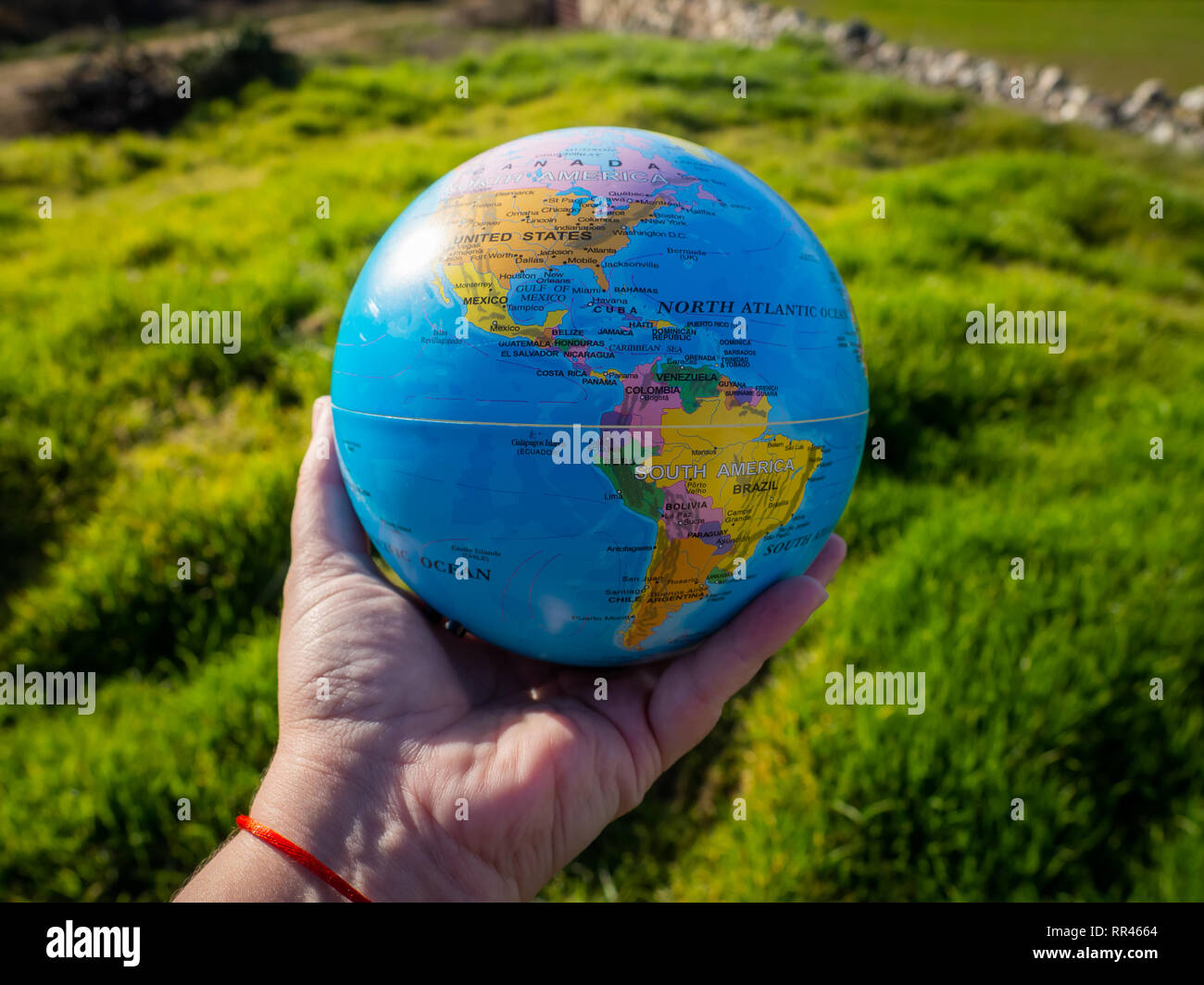 Une femme avec une boule de l'Organisation mondiale de la planète Terre ou dans ses mains. Ecology concept Banque D'Images