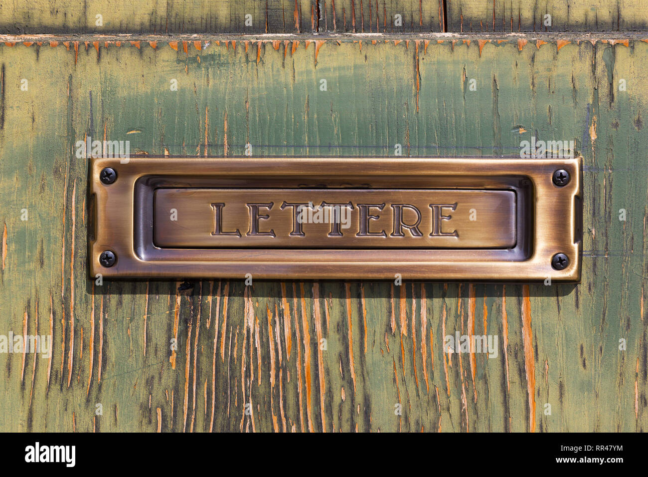 Close-up cuivre brossé lettre fort sur de vieux bois peint Banque D'Images