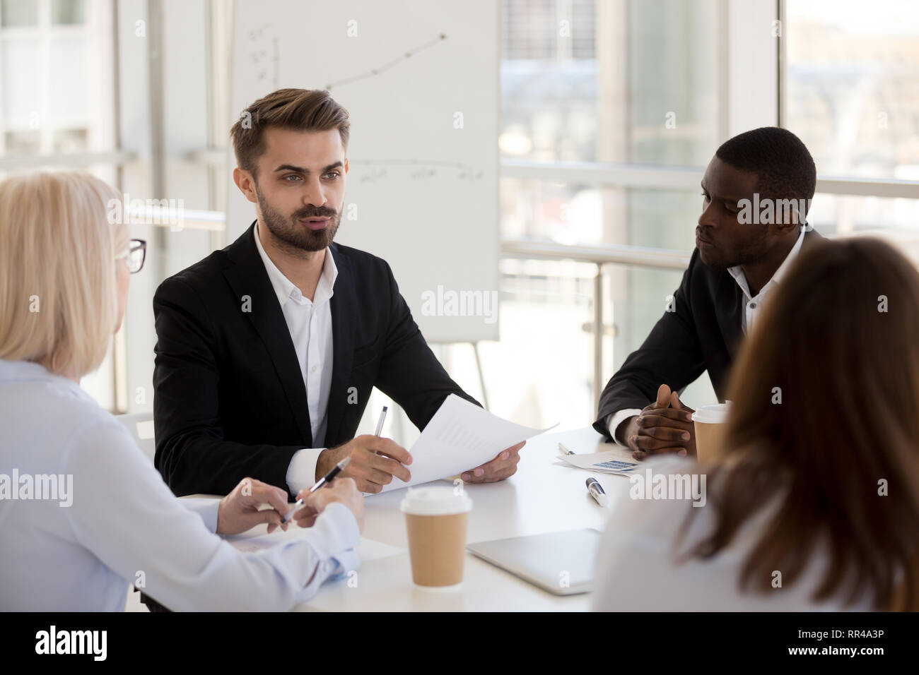 Affaires diverses personnes à répondre à l'office la salle de conférence Banque D'Images