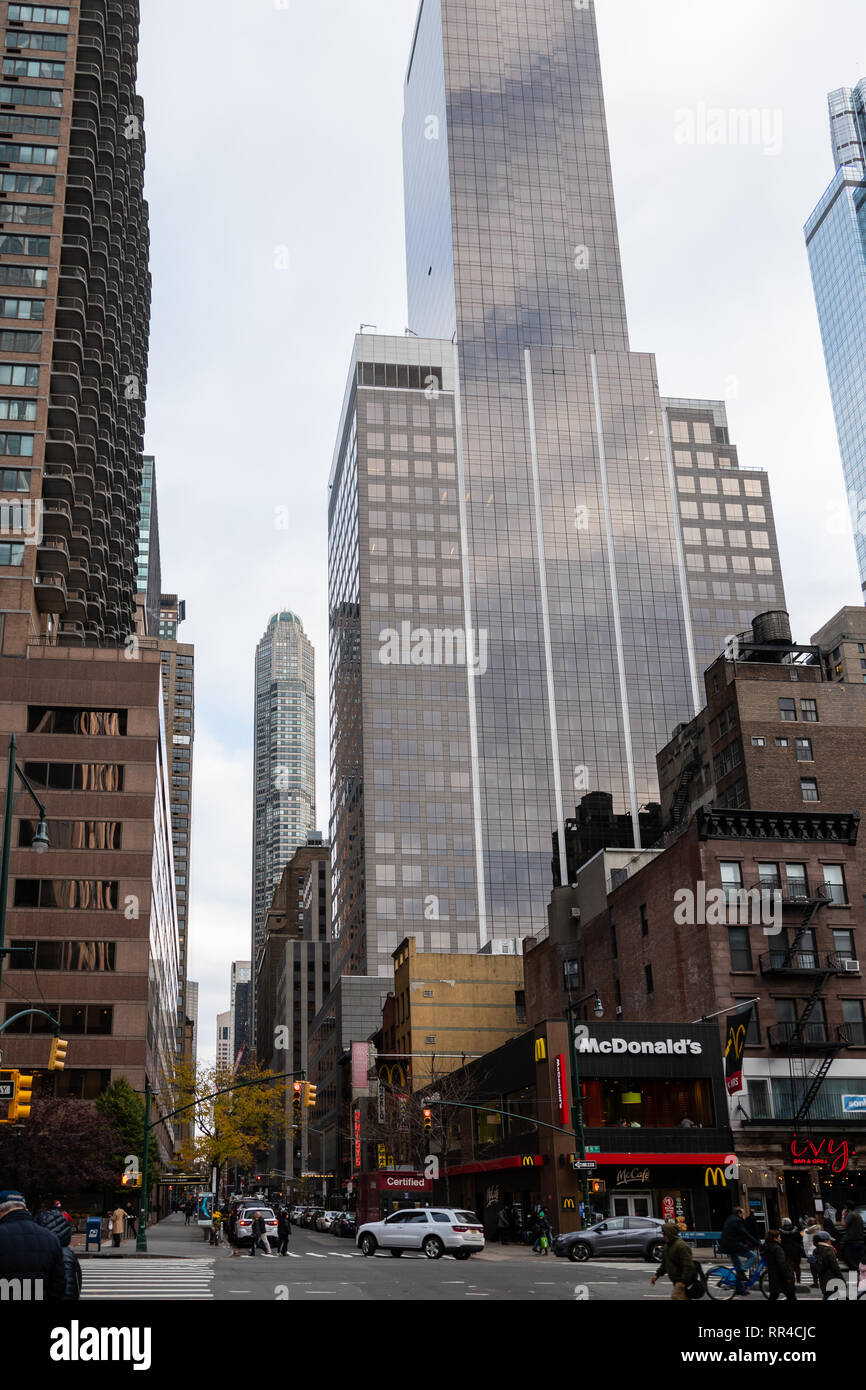 New York, États-Unis - 17 novembre 2018 : les magasins, la circulation et les piétons le long de West 56th Street Banque D'Images
