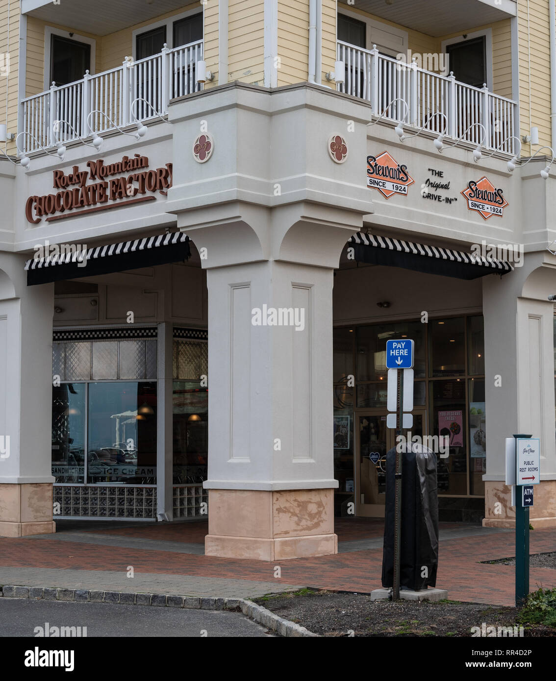 Long Branch, États-Unis - 18 novembre 2018 : l'avant de Stewarts fast food resstaurant et Rocky Mountain Chocolate Factory, sur la promenade Centennial Banque D'Images