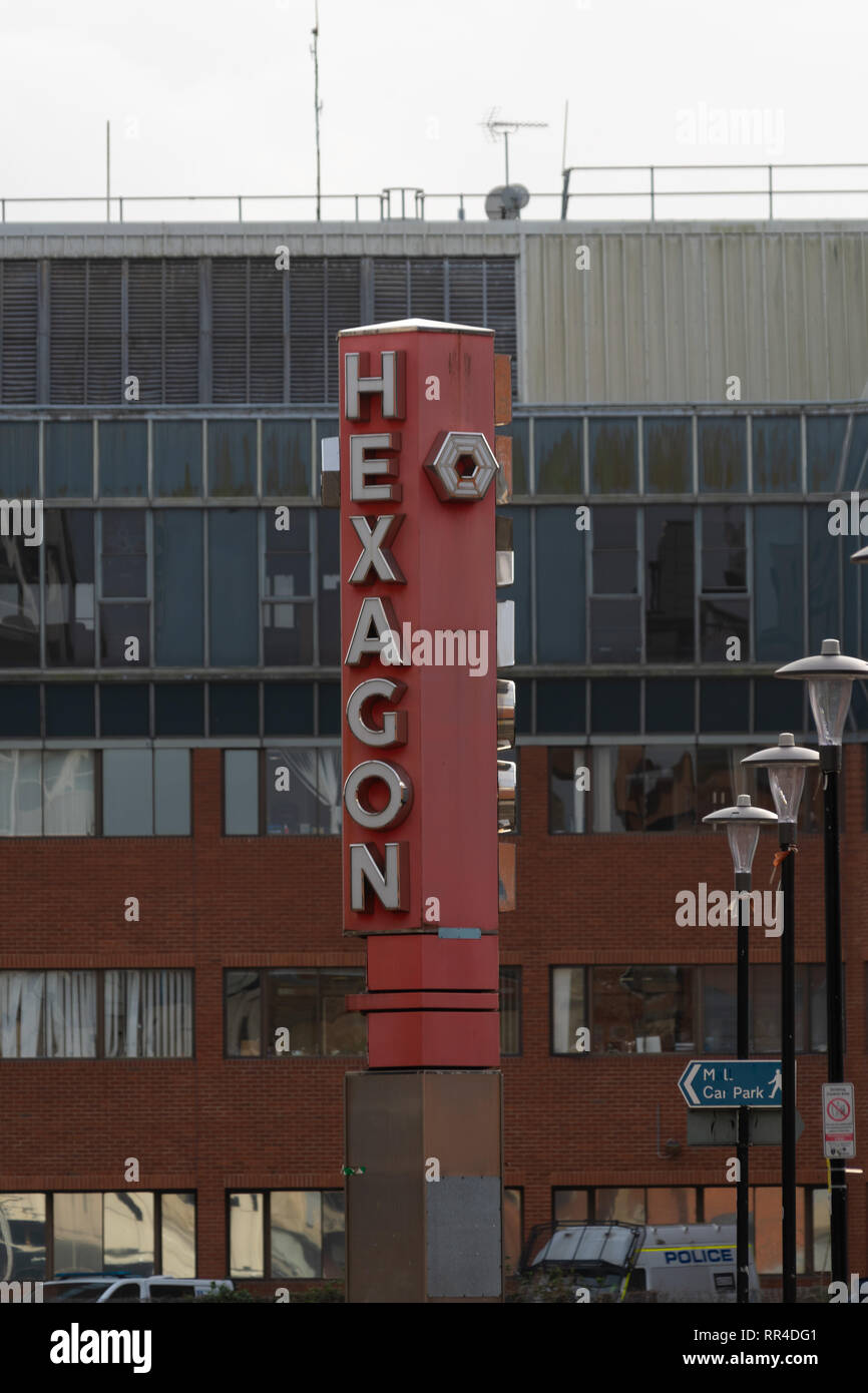 Reading, Royaume-Uni - 09 Février 2019 : comité permanent signe pour le théâtre Hexagon à Queen's walk Banque D'Images