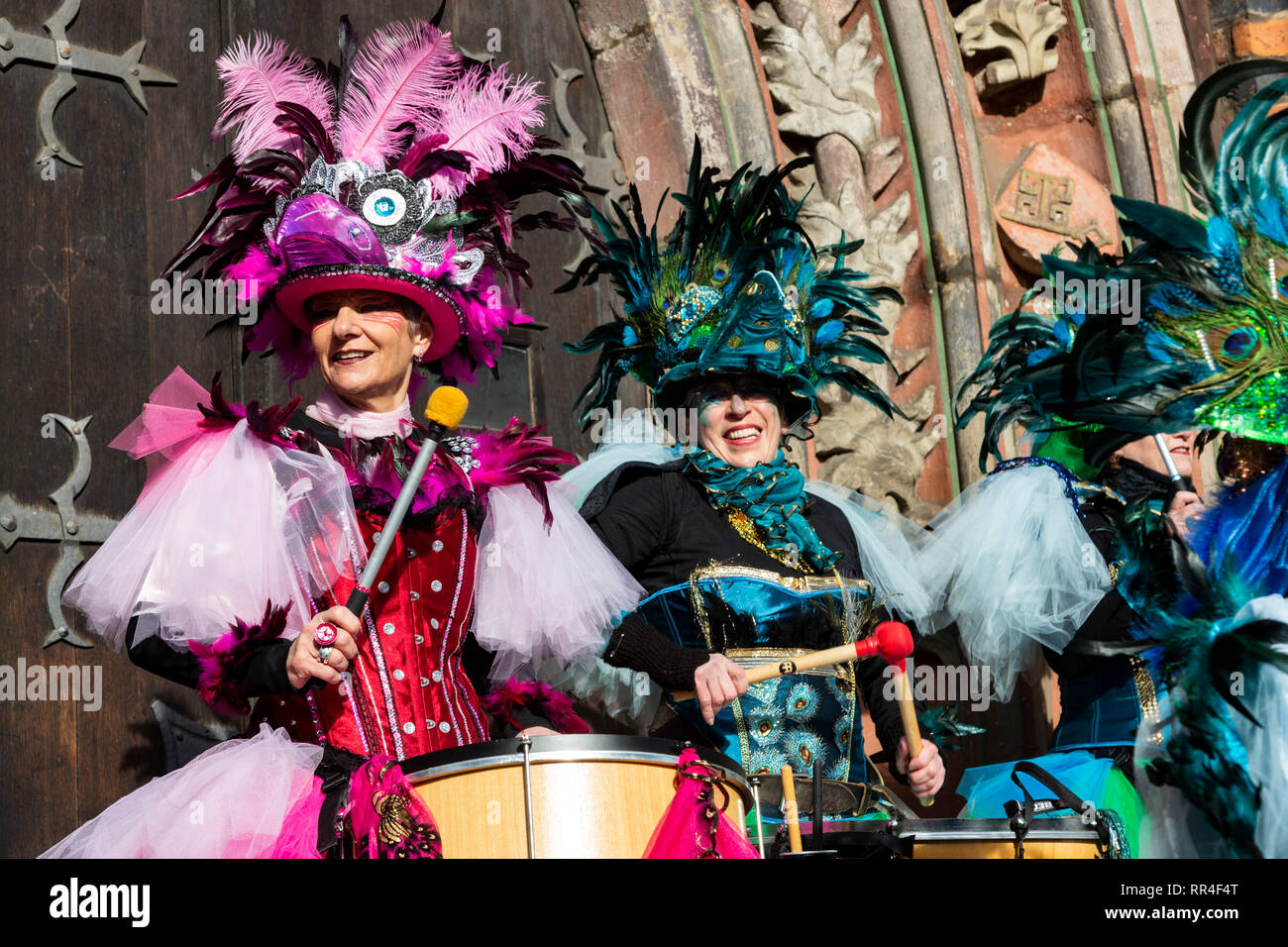 Femme Sambrassa groupe samba de Stuhr. Carnaval de Samba à Brême, Allemagne Banque D'Images