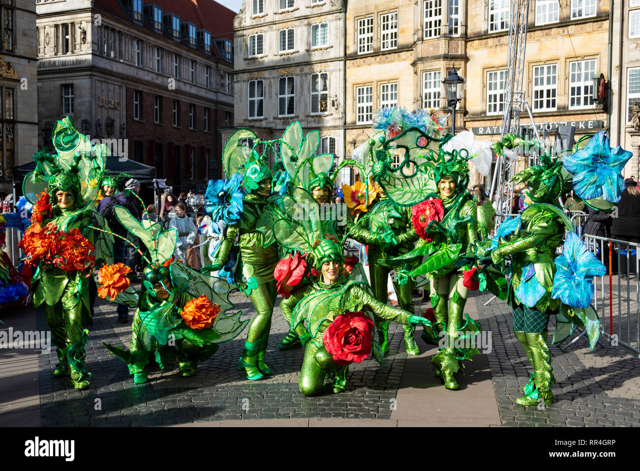 Louco Samba à partir de Hambourg, avec leurs costumes reproduisant les insectes et fleurs. Carnaval de Samba à Brême, Allemagne Banque D'Images