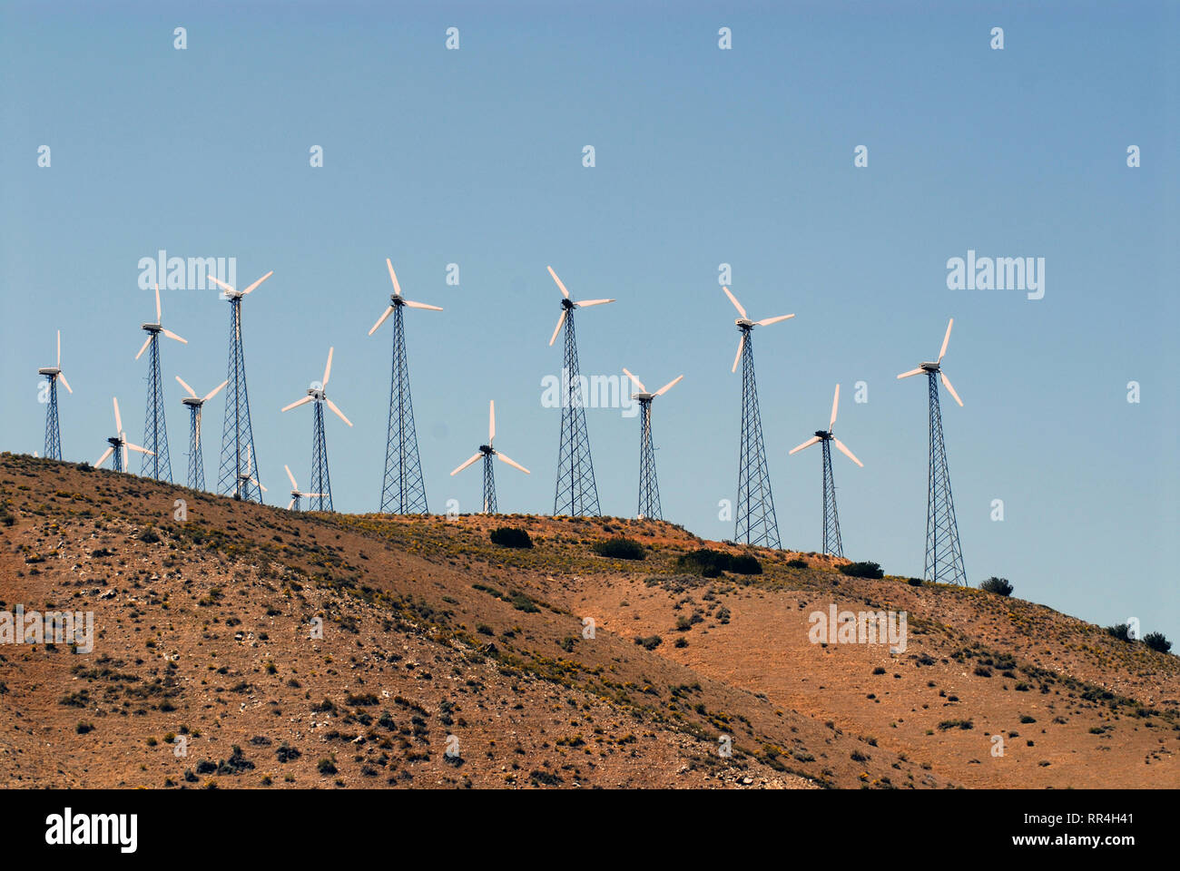 Image de la production d'énergie durable par des parcs éoliens dans la région désertique de Tehachapi, en Californie, USA Banque D'Images