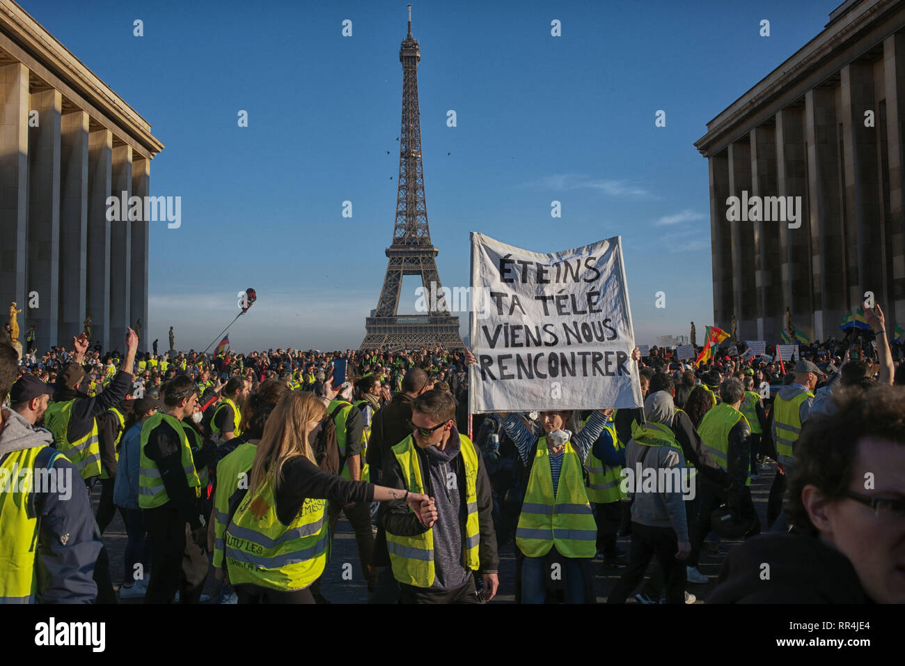 Paris, France. Feb 23, 2019. Plusieurs groupes de manifestants et les manifestants se sont réunis en un seul, de fusion et de la Place du Trocadéro, Tour Eiffel, Paris. Credit : Roger Ankri/Alamy Live News Banque D'Images