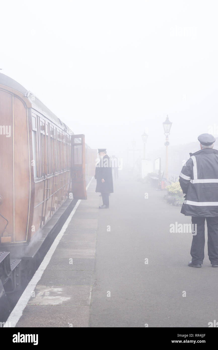 Kidderminster, UK. 24 Février, 2019. Météo France : malgré l'épais brouillard matinal à travers Worcestershire, rien ne freine l'esprit dévoués à Severn Valley Railway, le matin brumeux offrant une atmosphère pittoresque et de commencer la journée pour tout les passagers d'ces trains vintage. Credit : Lee Hudson/Alamy Live News Banque D'Images