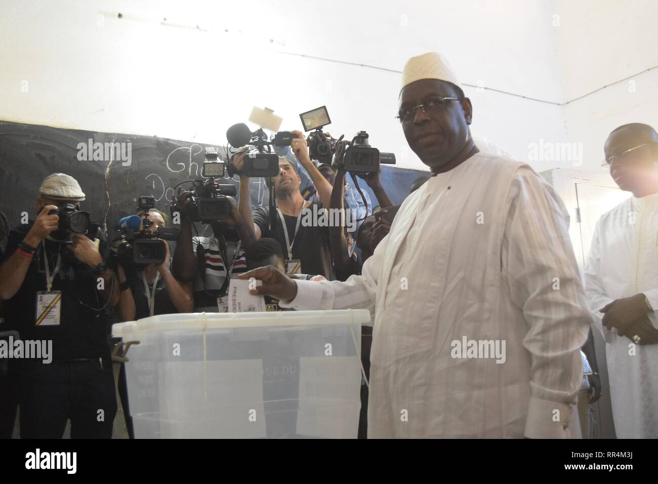 (190224) -- DAKAR, 24 février 2019 (Xinhua) -- le président sénégalais Macky Sall titulaires voix dans un bureau de vote à Fatick, au Sénégal, le 24 février 2019. L'élection présidentielle sénégalaise a commencé dimanche à 08:00 heure locale (08:00 GMT) et 6,68 millions d'électeurs inscrits sont tenus de voter dans tout le pays et à l'étranger. La contestation de l'élection présidentielle sont siège titulaire le président Macky Sall, ancien premier ministre Idrissa Seck, l'ancien ministre des affaires étrangères, Madicke Niang, professeur Issa Fall, et ancien inspecteur des impôts Ousmane Sonko. Seck est considérée par les médias comme le principal challenger Banque D'Images