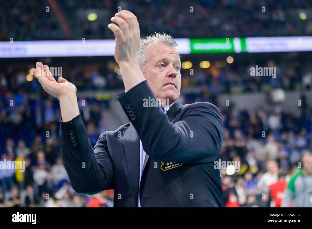 Mannheim, Allemagne. Feb 24, 2019. Volley-ball, les hommes : les AP Cup, SVG Lüneburg - VfB Friedrichshafen, final, dans le SAP Arena. Friedrichshafen Heynen Vital coach se réjouit de la victoire. Credit : Uwe Anspach/dpa/Alamy Live News Banque D'Images