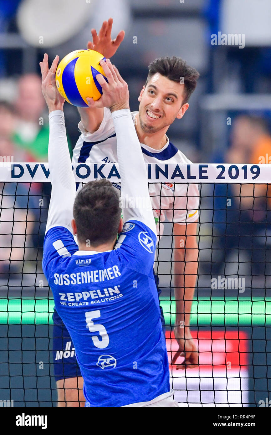 Mannheim, Allemagne. Feb 24, 2019. Volley-ball, les hommes : les AP Cup, SVG Lüneburg - VfB Friedrichshafen, final, dans le SAP Arena. Lüneburg's Ryan Sclater (derrière) gagne contre Friedrichshafen's David Sossenheimer. Credit : Uwe Anspach/dpa/Alamy Live News Banque D'Images