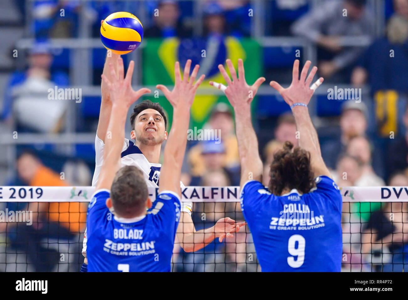 Mannheim, Allemagne. Feb 24, 2019. Volley-ball, les hommes : les AP Cup, SVG Lüneburg - VfB Friedrichshafen, final, dans le SAP Arena. Lüneburg's Ryan Sclater (derrière) gagne contre Friedrichshafen Bartlomiej du Boladz (l) et Friedrichshafen's Philipp Collin. Credit : Uwe Anspach/dpa/Alamy Live News Banque D'Images