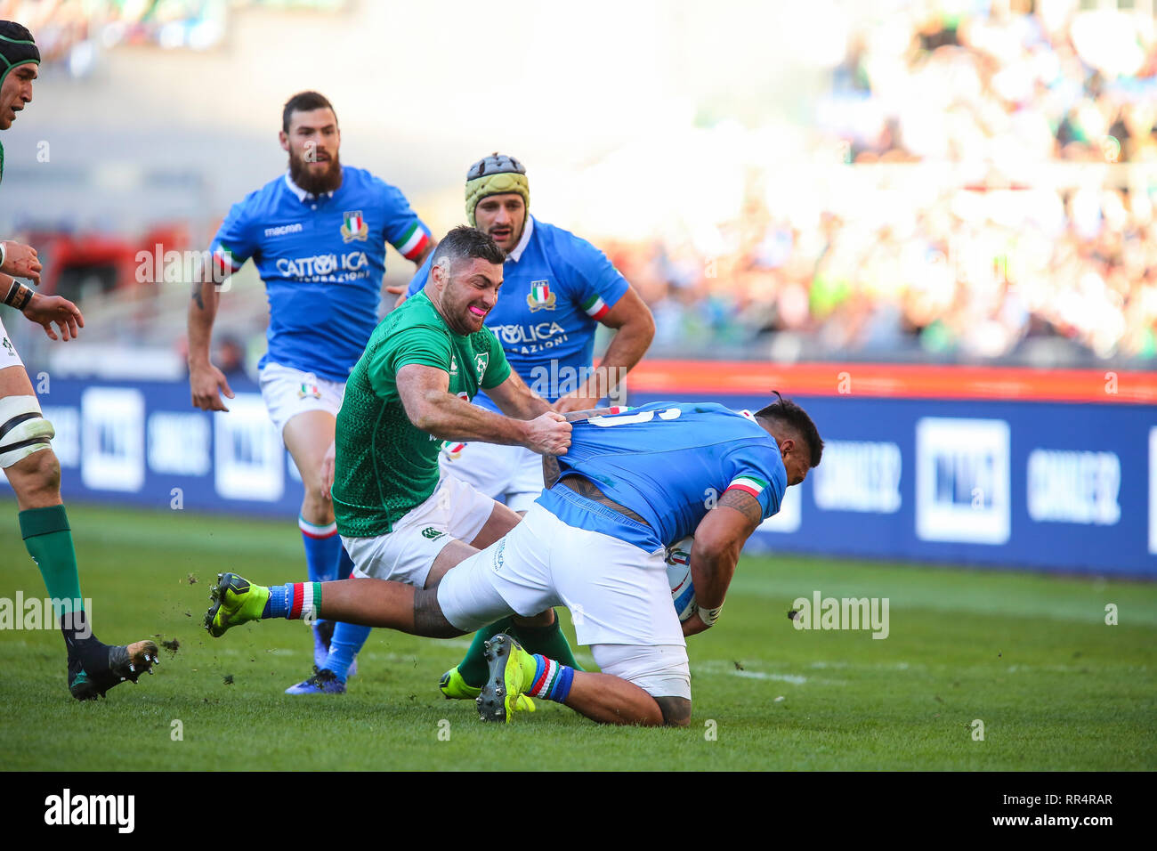 Rome, Italie. 24 Février, 2019. Ireland's full retour Rob Kearney tente d'attaquer l'Italie flanker Jimmy Tuivaiti Guinness dans les Six Nations : Massimiliano Carnabuci Crédit/Alamy Live News Banque D'Images