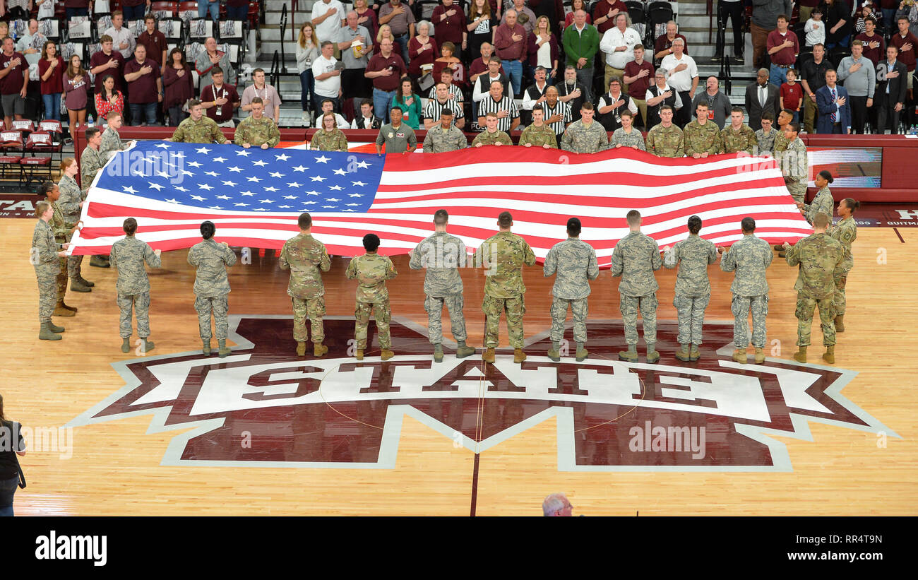 Starkville, MS, États-Unis d'Amérique. Feb 23, 2019. Le drapeau Américain présenté par la garde nationale de MSU avant que le jeu de basket-ball de NCAA entre la Caroline du Sud et le Gamecocks Mississippi State Bulldogs à Humphrey Coliseum de STARKVILLE, MS. Kevin Langley/Sports médias du Sud/CSM/Alamy Live News Banque D'Images