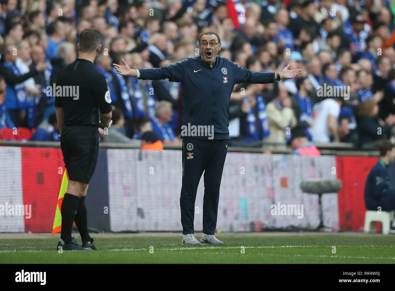 Londres, Royaume-Uni. Feb 24, 2019. Gestionnaire de Chelsea Maurizio Sarri durant la finale de la Coupe du buffle match entre Chelsea et Manchester City à Stamford Bridge le 24 février 2019 à Londres, en Angleterre.usage éditorial uniquement, licence requise pour un usage commercial. Aucune utilisation de pari, de jeux ou d'un seul club/ligue/player publication. par Paul Chesterton/phcimages.com) : PHC Crédit Images/Alamy Live News Banque D'Images