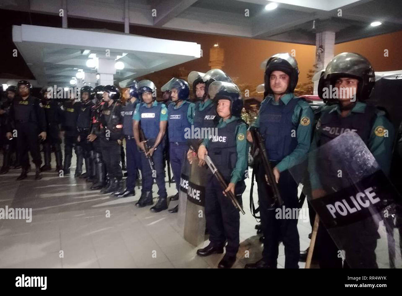 Chattogram, au Bangladesh. Feb 24, 2019. Les agents de police montent la garde à l'aéroport international Shah Amanat dans Chattogram, Bangladesh, le 24 février 2019. Les commandos du Bangladesh l'assaut d'un avion de passagers de la Biman Bangladesh Airlines à l'aéroport de la ville du sud-est de l'Chattogram et abattu un homme armé qui ont essayé de prendre le vol à destination de Dubaï le dimanche. Credit : Stringer/Xinhua/Alamy Live News Banque D'Images