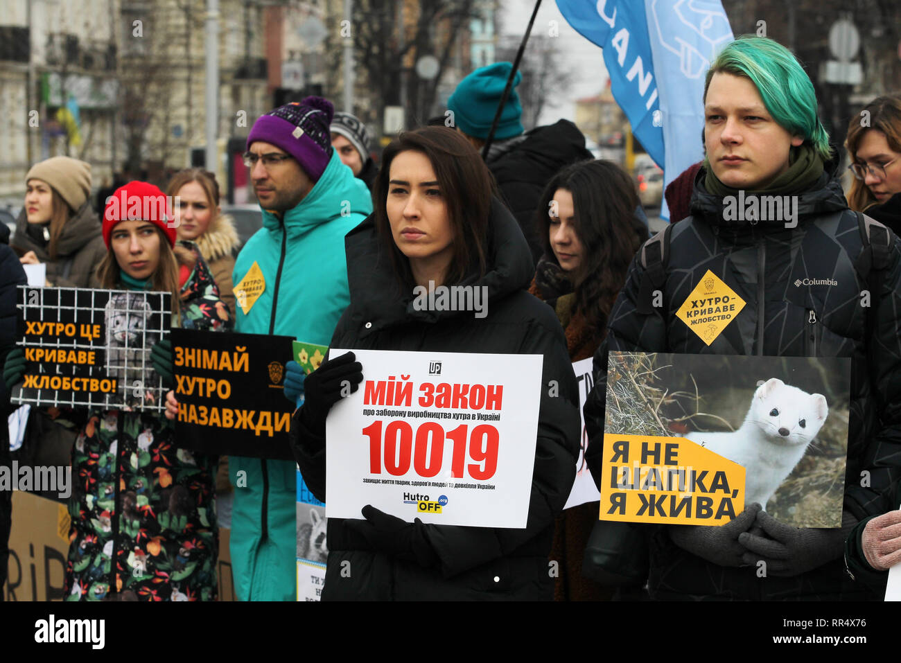 Kiev, Kiev, Ukraine. Feb 24, 2019. Les Ukrainiens sont vu la tenue des pancartes pendant la manifestation.Ukrainiens ont protesté contre la mise à mort d'animaux à fourrures appelé ''take off fur pour toujours !'' sur la place Sainte-Sophie de Kiev, Ukraine. Selon les militants, chaque année dans le monde, les gens par des moyens cruels tuer plus d'un milliard d'animaux pour leur fourrure. Crédit : Pavlo Gonchar SOPA/Images/ZUMA/Alamy Fil Live News Banque D'Images