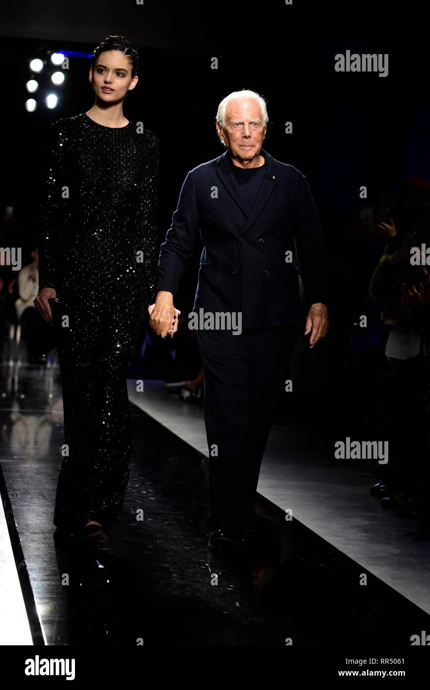 Milan, Italie. Feb 24, 2019. Milan Fashion Week Mode Femmes Automne/Hiver 2019 2020 Giorgio Armani fashion show de la photo : Giorgio Armani avec Top Model : Crédit Photo Agency indépendante/Alamy Live News Banque D'Images