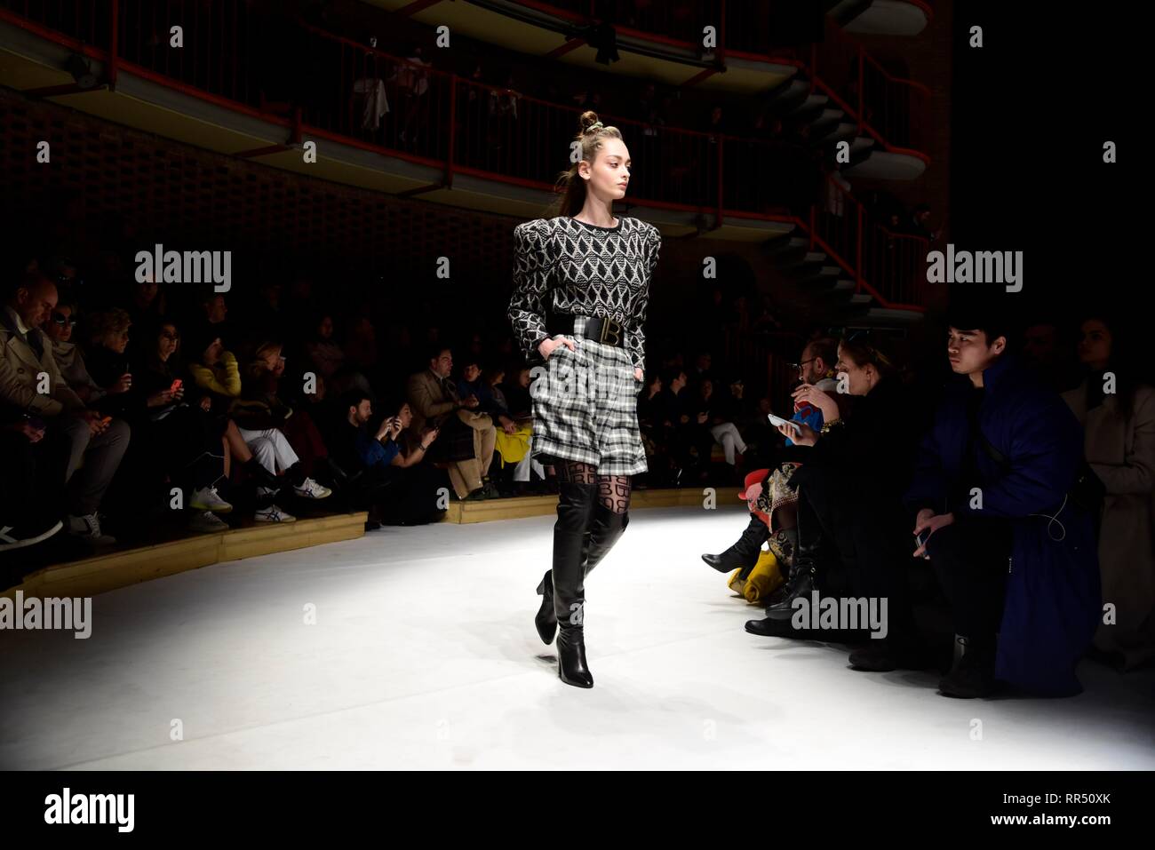 Milan, Italie. Feb 24, 2019. Milan Fashion Week Fashion Femme automne/hiver 2019 2020 Fashion show par Laura Biagiotti dans l'image : le défilé de mode indépendant : Crédit Photo Agency/Alamy Live News Banque D'Images